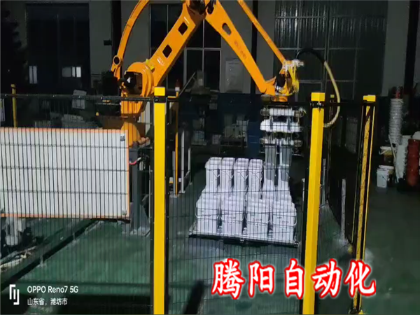 桶裝水溶肥碼垛機器人輕松駕馭生產(chǎn)高峰